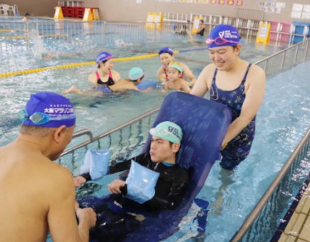 プール・ボランティアは、水の世界をバリアフリーにする活動をしています。