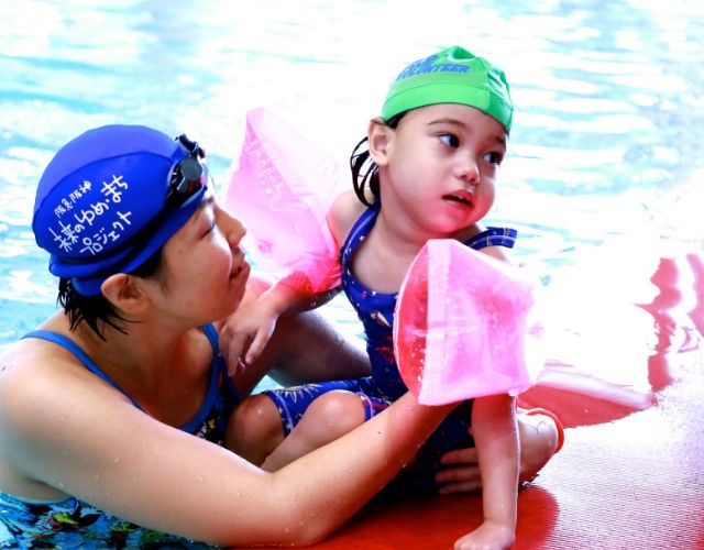 プール・ボランティアは、水の世界をバリアフリーにする活動をしています。