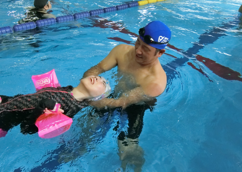 水泳教室プール・ボランティアの水泳教室の様子です。みんないい笑顔！