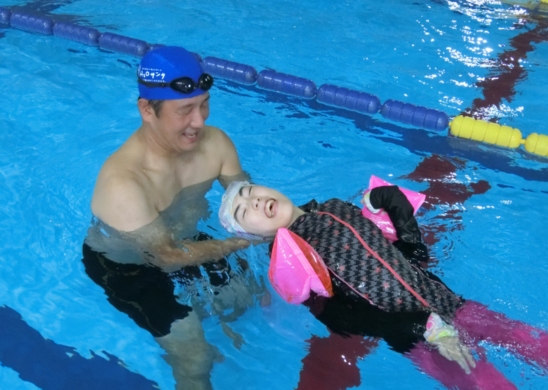 水泳教室プール・ボランティアの水泳教室の様子です。みんないい笑顔！