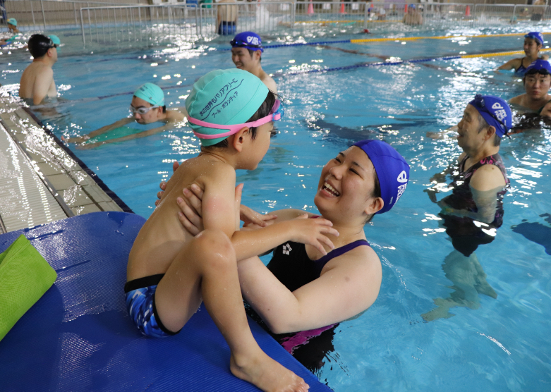 水泳教室プール・ボランティアの水泳教室の様子です。みんないい笑顔！