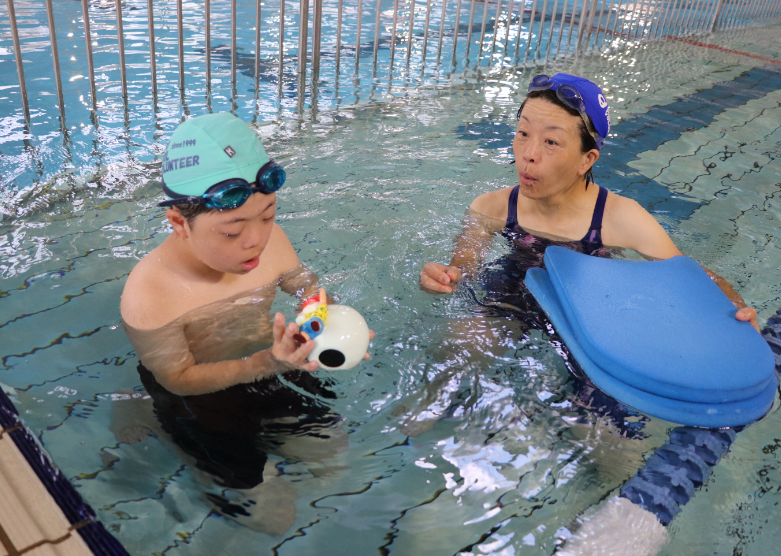 水泳教室プール・ボランティアの水泳教室の様子です。みんないい笑顔！