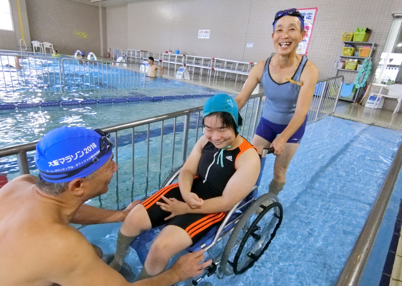 水泳教室プール・ボランティアの水泳教室の様子です。みんないい笑顔！