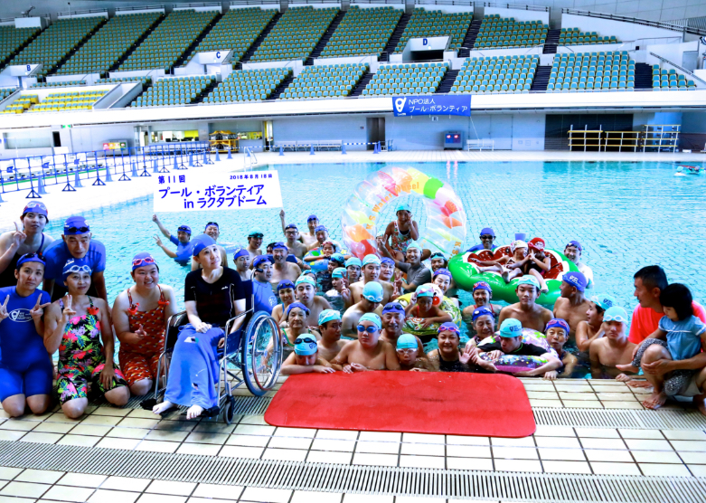 水泳教室プール・ボランティアの水泳教室の様子です。みんないい笑顔！